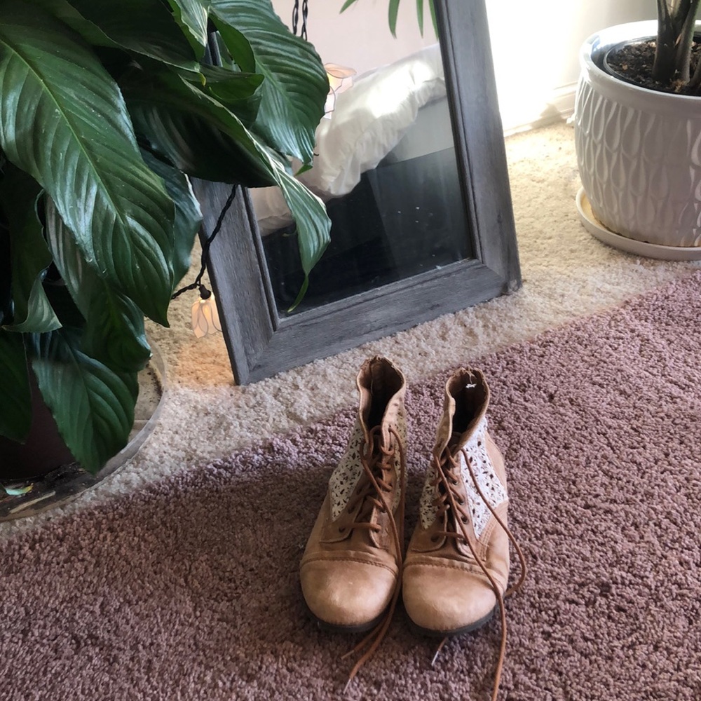 Brown boot with lace